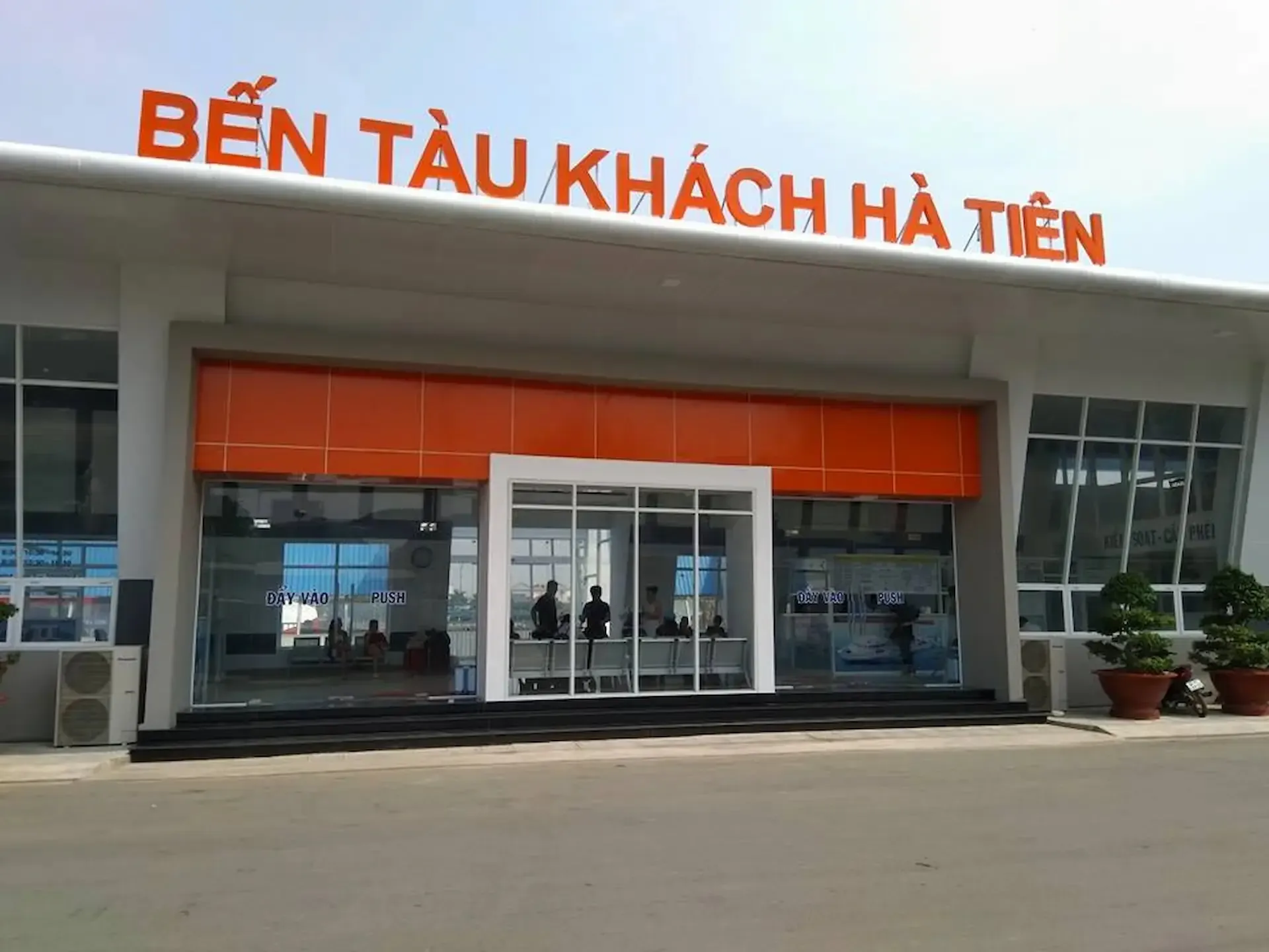 Cổng Bến tàu khách Hà Tiên trên đường Kim Dự, nơi kiểm tra vé và giấy tờ trước khi lên tàu
