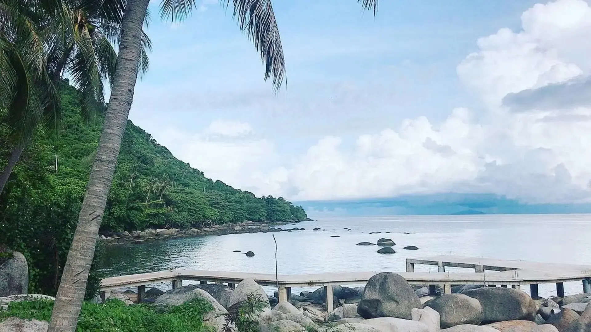 Bờ đá, rặng dừa và cầu gỗ ven biển trên quần đảo Hải Tặc