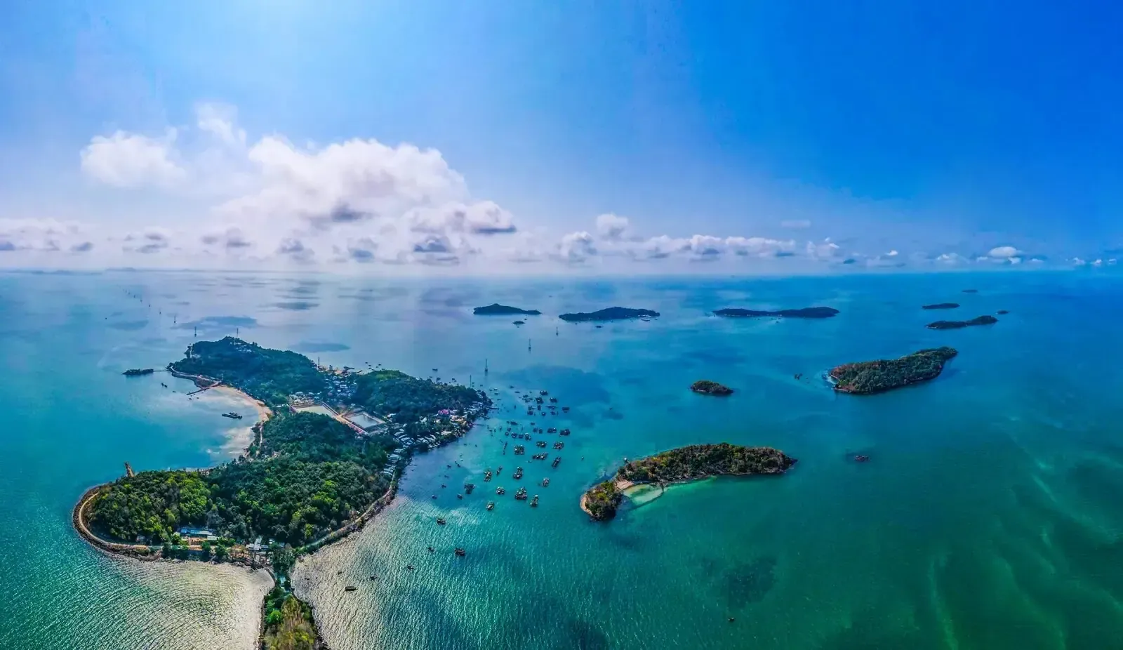 Quần đảo Hải Tặc nhìn từ trên cao, đảo Hòn Tre Lớn, bè cá và các hòn nhỏ giữa vịnh Thái Lan