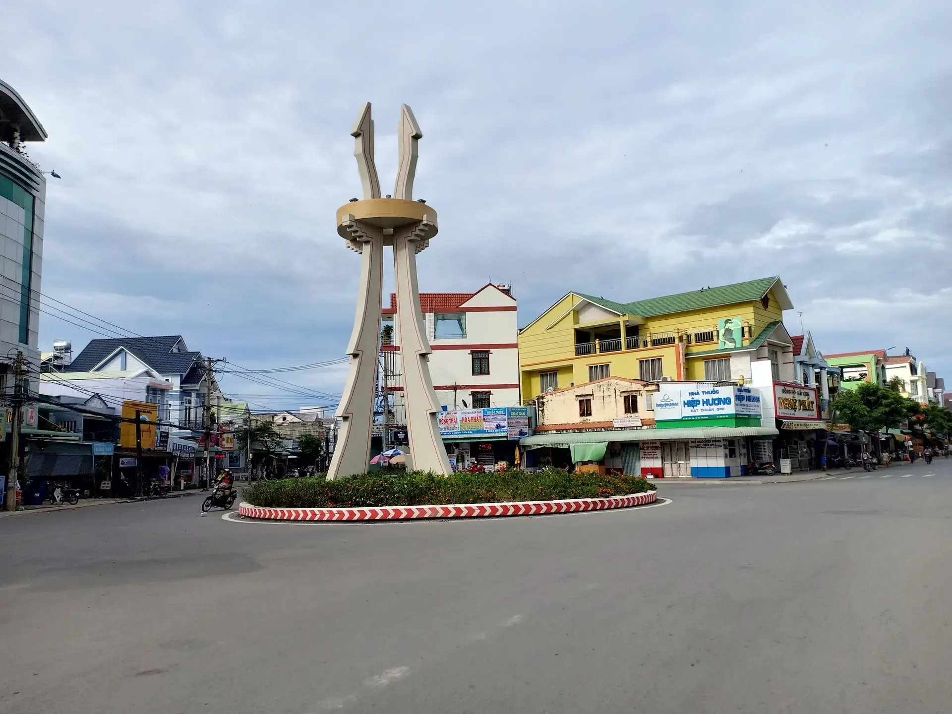 Vòng xoay có tượng đài hai cột cách điệu ở trung tâm Hà Tiên