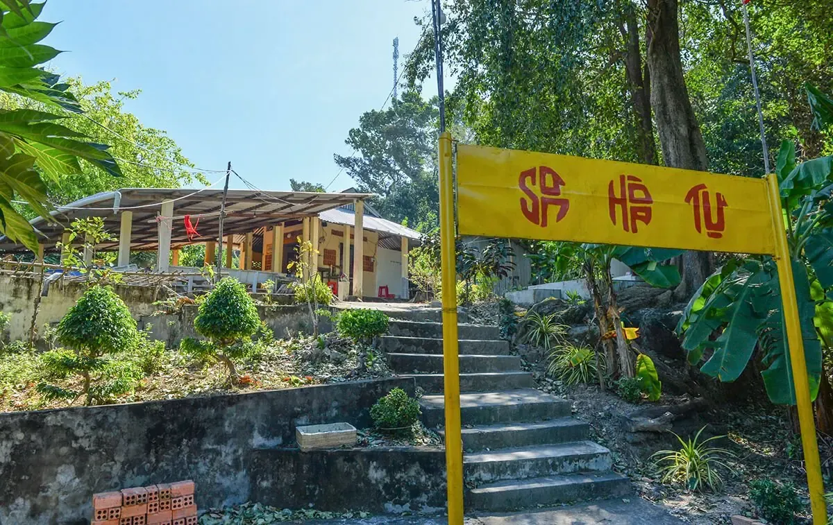 Bậc thang và biển cổng chùa Sơn Hòa Tự trên sườn đồi đảo Hòn Đốc, nơi người đi biển đến cầu an