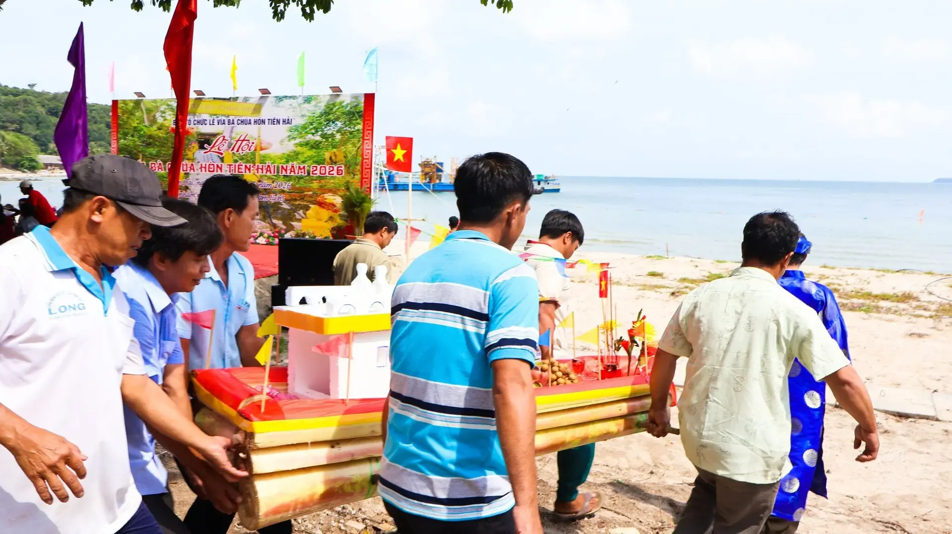 Người dân khiêng bè chuối chứa lễ vật ra biển trong nghi thức tống bè lễ vía Bà Chúa Hòn