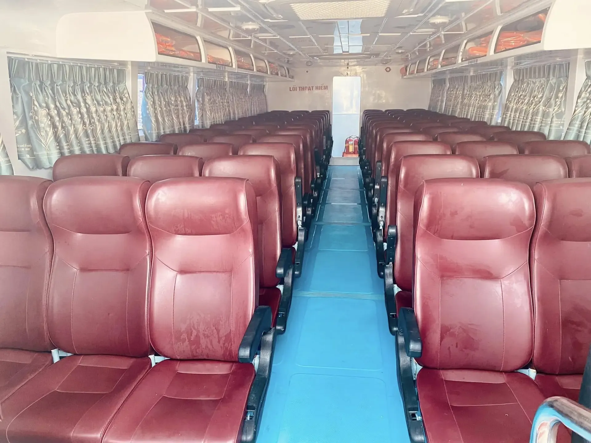 Khoang ghế bọc da màu đỏ, có máy lạnh trên tàu cao tốc Minh Nga 2