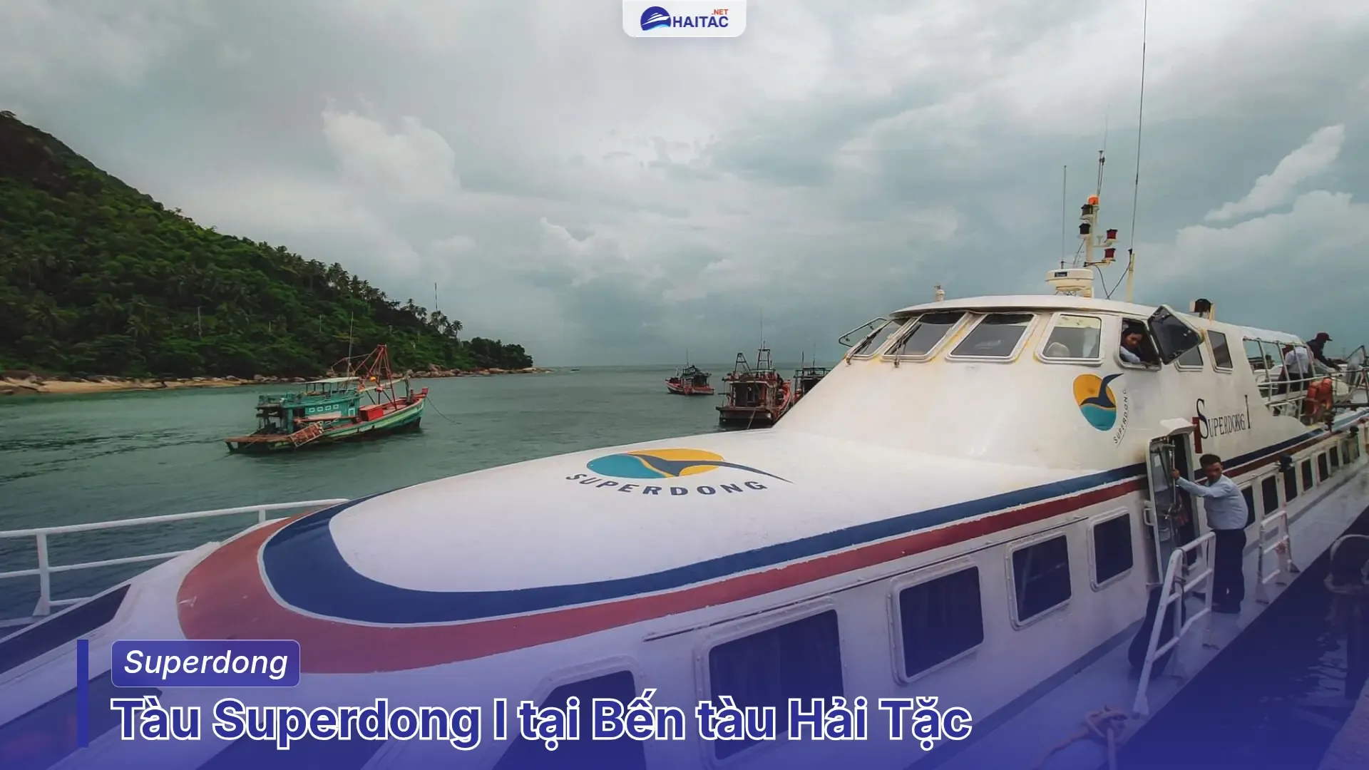 Tàu Superdong I cập cầu tàu Bến tàu Hải Tặc trên Hòn Đốc