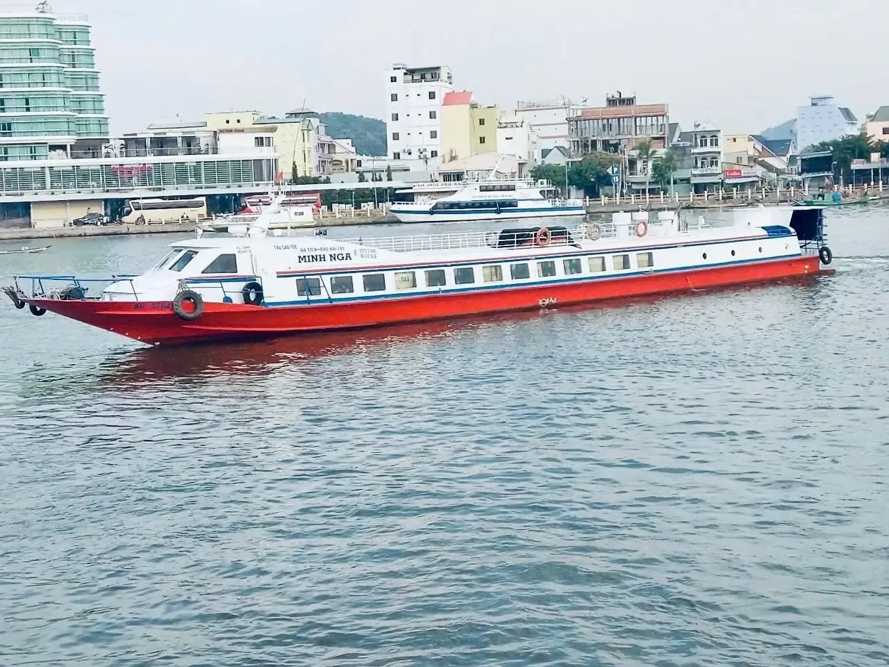 Tàu cao tốc Minh Nga 1 thân đỏ, cabin trắng của hãng Minh Nga