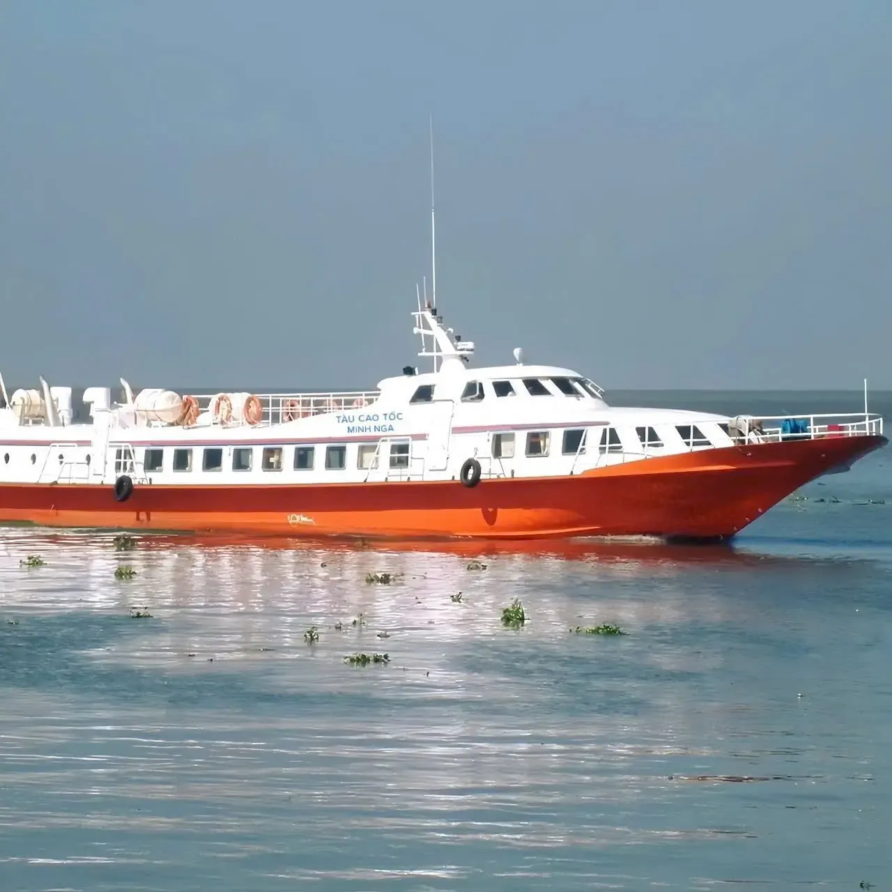 Tàu cao tốc Minh Nga 1 thân đỏ, cabin trắng chạy trên biển