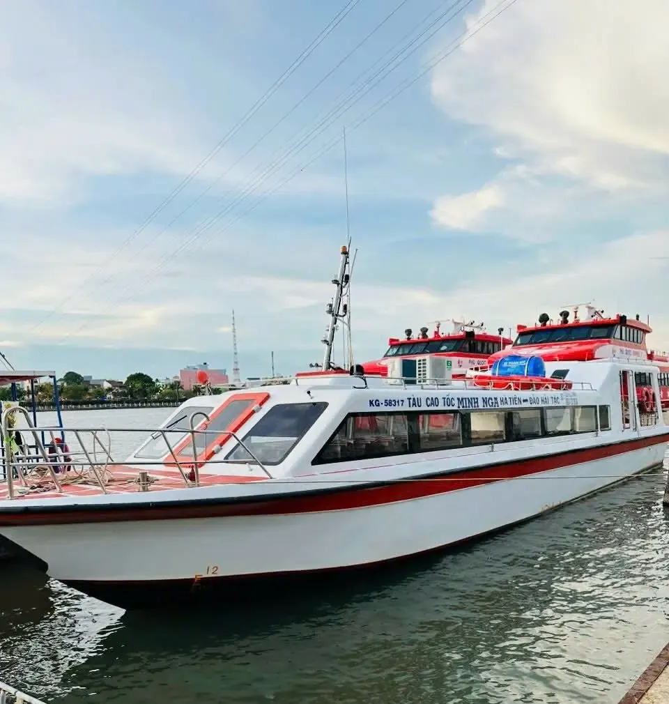 Tàu cao tốc Minh Nga 2 thân trắng sọc đỏ, số đăng ký KG-58317, cập bến