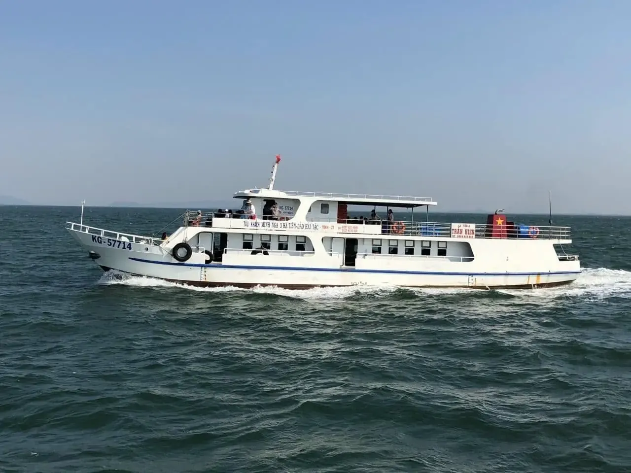 Tàu khách vỏ sắt số đăng ký KG-57714 của hãng Minh Nga chạy trên biển