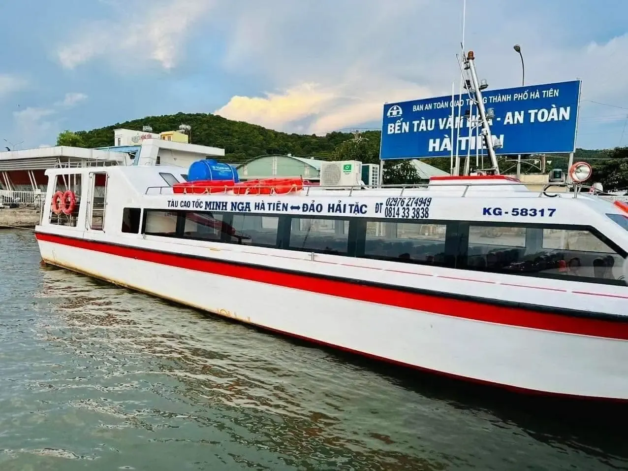 Tàu Minh Nga 2 đón khách ở cầu cảng Bến tàu Hà Tiên, bến cũ kế bên bến mới